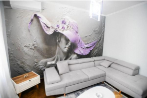Claire��s Cosy Flat Central Berat
